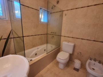 VENTA, CASA A LAGUNA, POSADA DE LOS LAGOS al 100