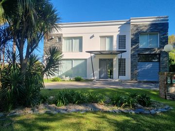 VENTA, CASA A LAGUNA, POSADA DE LOS LAGOS al 100