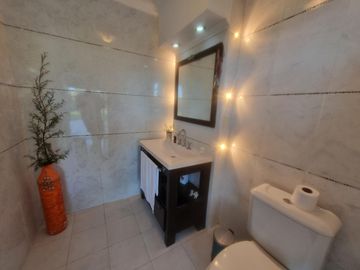 VENTA, CASA A LAGUNA, POSADA DE LOS LAGOS al 100