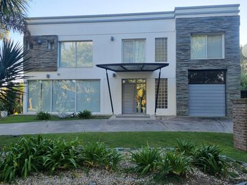 VENTA, CASA A LAGUNA, POSADA DE LOS LAGOS al 100