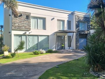 VENTA, CASA A LAGUNA, POSADA DE LOS LAGOS al 100