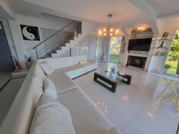 VENTA, CASA A LAGUNA, POSADA DE LOS LAGOS al 100