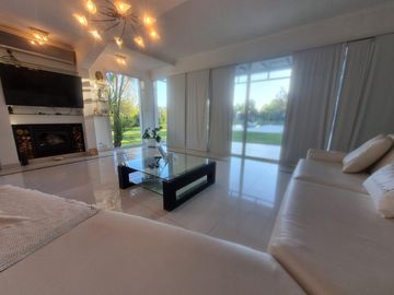 VENTA, CASA A LAGUNA, POSADA DE LOS LAGOS al 100