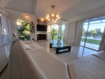 VENTA, CASA A LAGUNA, POSADA DE LOS LAGOS al 100
