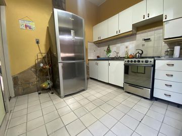 VENTA CASA AL FRENTE 3 DORMITORIOS CON COCHERA
