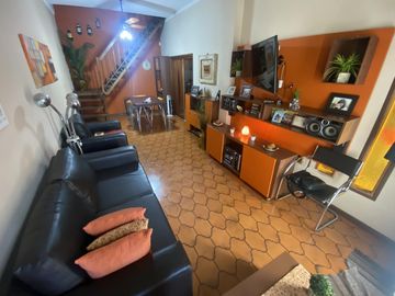 VENTA CASA AL FRENTE 3 DORMITORIOS CON COCHERA