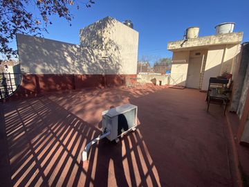 VENTA CASA AL FRENTE 3 DORMITORIOS CON COCHERA