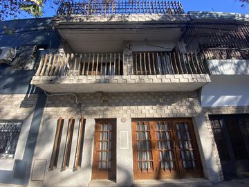 VENTA CASA AL FRENTE 3 DORMITORIOS CON COCHERA