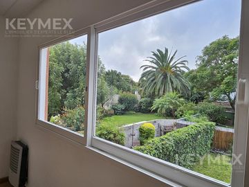 Casa en Olivos, de excelente calidad constructiva, de 3 dormitorios (duplex) y vista abierta