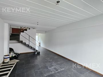 Casa en Olivos, de excelente calidad constructiva, de 3 dormitorios (duplex) y vista abierta