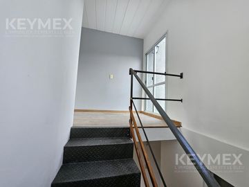 Casa en Olivos, de excelente calidad constructiva, de 3 dormitorios (duplex) y vista abierta