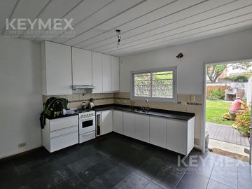 Casa en Olivos, de excelente calidad constructiva, de 3 dormitorios (duplex) y vista abierta