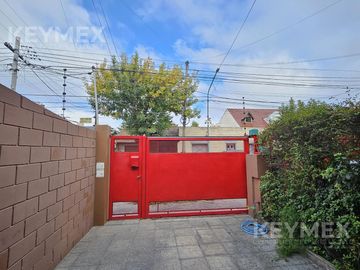 Casa en Olivos, de excelente calidad constructiva, de 3 dormitorios (duplex) y vista abierta