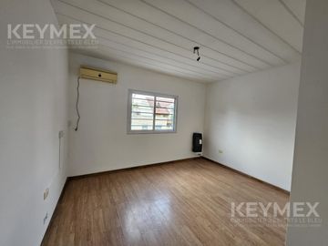 Casa en Olivos, de excelente calidad constructiva, de 3 dormitorios (duplex) y vista abierta