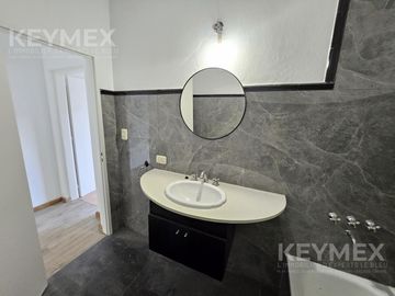 Casa en Olivos, de excelente calidad constructiva, de 3 dormitorios (duplex) y vista abierta