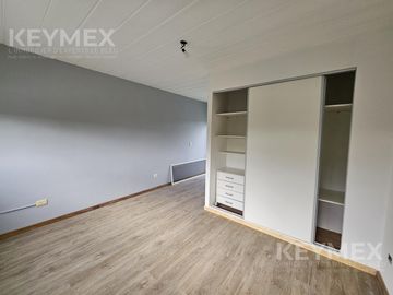 Casa en Olivos, de excelente calidad constructiva, de 3 dormitorios (duplex) y vista abierta