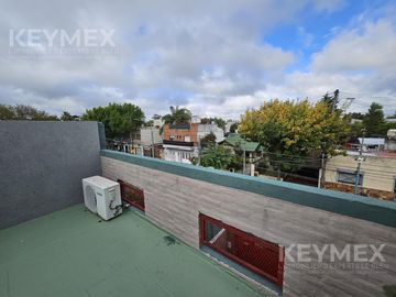 Casa en Olivos, de excelente calidad constructiva, de 3 dormitorios (duplex) y vista abierta