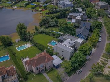 4 Dormitorios, Playroom y Area de Servicio. Orientación Nor-Oeste.