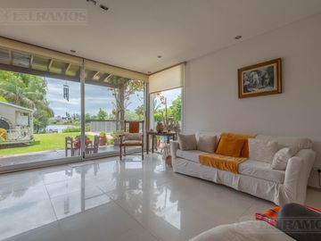 4 Dormitorios, Playroom y Area de Servicio. Orientación Nor-Oeste.