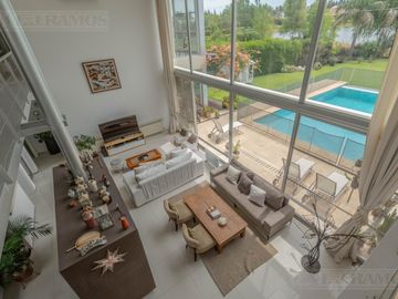 4 Dormitorios, Playroom y Area de Servicio. Orientación Nor-Oeste.