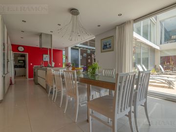 4 Dormitorios, Playroom y Area de Servicio. Orientación Nor-Oeste.