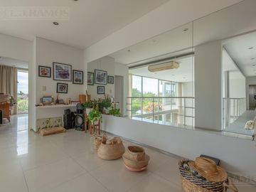 4 Dormitorios, Playroom y Area de Servicio. Orientación Nor-Oeste.