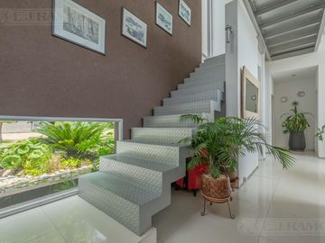 4 Dormitorios, Playroom y Area de Servicio. Orientación Nor-Oeste.