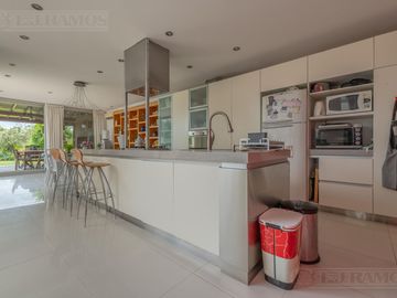 4 Dormitorios, Playroom y Area de Servicio. Orientación Nor-Oeste.
