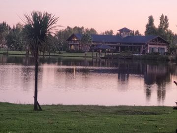 VENTA, CASA A LAGUNA, POSADA DE LOS LAGOS  al 100