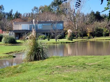 VENTA, CASA A LAGUNA, POSADA DE LOS LAGOS  al 100