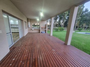 VENTA, CASA A LAGUNA, POSADA DE LOS LAGOS  al 100