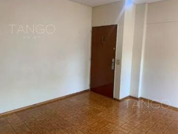 Venta Departamento 4 Ambientes en Parque Patricios Con Balcón Con Cochera Baulera