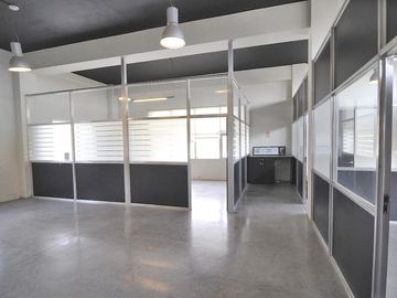 Oficinas en alquiler en Beccar - Centro Uruguay Norte -  6 cocheras
