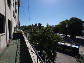 3 ambientes al frente con balcón APTO CRÉDITO