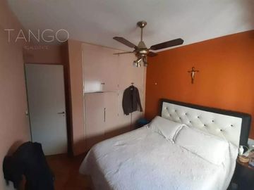 Venta Departamento Cuatro Ambientes en Boedo Con Balcón Apto Crédito Con Baulera