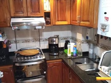 Venta Departamento Cuatro Ambientes en Boedo Con Balcón Apto Crédito Con Baulera