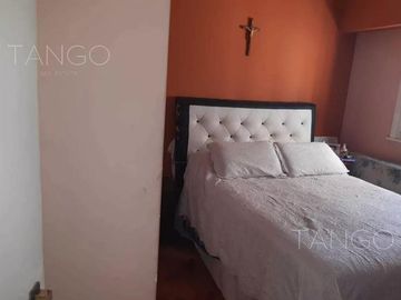 Venta Departamento Cuatro Ambientes en Boedo Con Balcón Apto Crédito Con Baulera