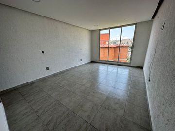 Amplia casa de 3 niveles con terraza en venta