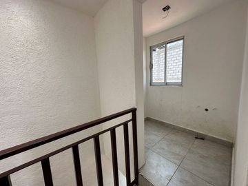 Amplia casa de 3 niveles con terraza en venta
