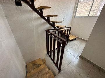 Amplia casa de 3 niveles con terraza en venta