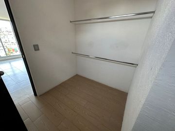 Amplia casa de 3 niveles con terraza en venta