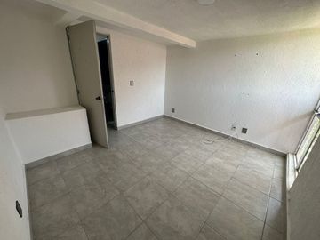Amplia casa de 3 niveles con terraza en venta