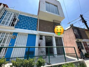 Amplia casa de 3 niveles con terraza en venta