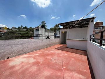 Amplia casa de 3 niveles con terraza en venta