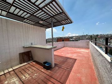 Amplia casa de 3 niveles con terraza en venta