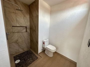 Amplia casa de 3 niveles con terraza en venta