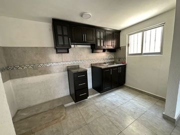 Amplia casa de 3 niveles con terraza en venta