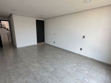 Amplia casa de 3 niveles con terraza en venta