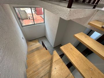 Amplia casa de 3 niveles con terraza en venta