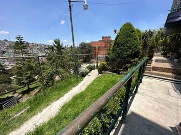 Amplia casa de 3 niveles con terraza en venta
